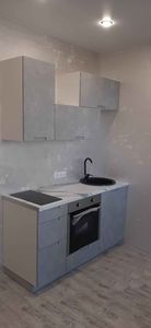 Установлены шкафы, смонтирована столешница, врезана мойка, подключена варочная панель и духовой шкаф. Завершена сборка и установка кухонного гарнитура с учетом всех деталей.