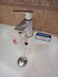 Установлена новая раковина с подключением к водопроводу, закреплён смеситель, проверена герметичность соединений, обеспечен свободный слив воды.