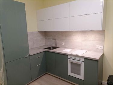 Обновлена поверхность кухонного стола, установлена новая панель, подогнана по размеру, закреплена, подключены коммуникации, проверена устойчивость и функциональность.