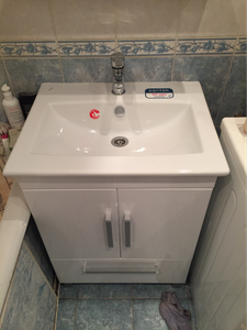 Установлена новая раковина с тумбой, подключен смеситель, выполнено герметичное соединение с трубами, проверена система на утечки, обеспечена стабильная работа водоснабжения.