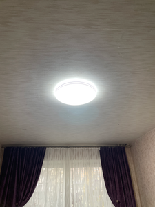 Установлен потолочный осветительный прибор с люминесцентными лампами, обеспечивающий равномерное освещение комнаты. Завершены работы по монтажу и подключению к электросети.