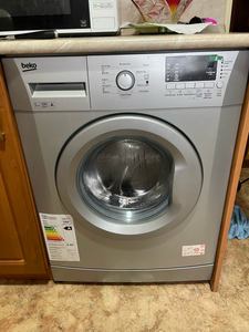 Изображена стиральная машина Beko. Проведена замена неисправного насоса, устранена утечка воды, выполнена чистка фильтра, проверена работа электроники, протестирован цикл стирки.
