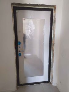 Установлена новая металлическая дверь, отрегулированы петли, заменены уплотнители, проверена работа замков, заделаны щели монтажной пеной, обновлена отделка проема.