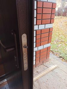 Установлены новые МДФ панели на металлическую дверь. Завершена отделка, улучшен внешний вид, обеспечена дополнительная звукоизоляция и теплоизоляция. Работа выполнена аккуратно и качественно.