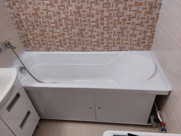 Установлена новая чугунная ванна, подключены слив и водопровод, герметично заделаны швы, проверена устойчивость, отрегулированы ножки, обеспечена правильная работа смесителя и душа.