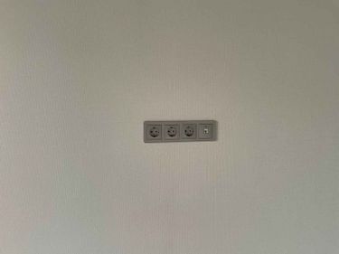 Установлены три электрические розетки и один сетевой разъем на стене. Все элементы аккуратно закреплены, обеспечивая безопасное подключение устройств.