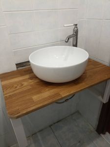 Установлена деревянная столешница с раковиной и смесителем. Все элементы надежно закреплены, обеспечена герметичность соединений. Завершена отделка краев и проверка устойчивости конструкции.