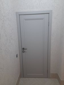 Установлена новая межкомнатная дверь: произведён монтаж коробки, навешены петли, закреплена ручка, отрегулированы зазоры, обеспечена плавная работа, завершена отделка проёма.