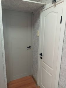 На деревянной двери выполнена установка нового запирающего механизма. Аккуратно вырезано отверстие, закреплена ручка, проверена работоспособность. Завершено без повреждений поверхности.