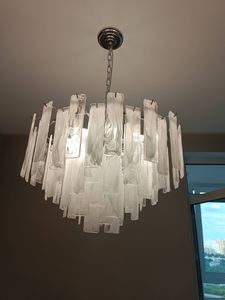 Установлено новое осветительное устройство на потолке, подключены провода, закреплено крепление, проверена работоспособность. Обновленный элемент интерьера гармонично вписался в обстановку.