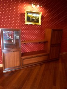 Изготовлена и установлена мебель с ящиками. Все элементы соединены, ручки прикреплены, фасады выровнены, направляющие закреплены, конструкция устойчива и готова к использованию.