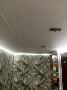 На потолке закреплена светодиодная лента, создающая мягкое освещение. Лента аккуратно размещена по периметру, обеспечивая равномерное свечение и подчеркивая интерьер комнаты.