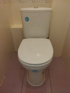 Был произведен ремонт: устранены протечки, заменены уплотнители, отрегулирован сливной механизм, проверена герметичность соединений, обновлены крепления, восстановлена функциональность.