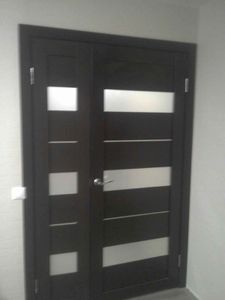 Установлены двустворчатые двери: выполнен монтаж коробки, навешены петли, закреплены ручки, отрегулированы створки, обеспечена плавная работа, добавлены декоративные элементы.