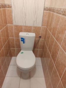 Установлен новый напольный унитаз, подключен к водопроводу и канализации, проверена герметичность соединений, выполнена регулировка сливного механизма, произведена очистка рабочей зоны.