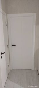 Установлен новый замок в деревянную дверь. Выполнено сверление отверстий, монтаж механизма, закрепление ручек. Все элементы надежно зафиксированы, обеспечивая плавное закрытие.