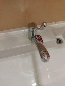 Изображена раковина с установленным смесителем и сливом. Видно, что демонтаж не проводился, сантехника в рабочем состоянии, без следов разборки или снятия.