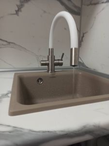 Установлен фильтр под мойкой, подключен к водопроводу, закреплен кран на раковине, проверена герметичность соединений, обеспечена подача очищенной воды.