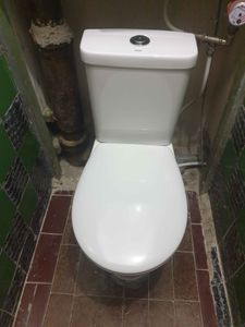 Установлено сантехническое оборудование, подключено к водопроводу и канализации, закреплено на полу, проверена герметичность соединений, проведено тестирование функциональности.