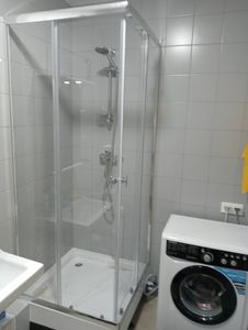 Установлены стеклянные створки в ванной комнате. Закреплены направляющие, проверена герметичность соединений. Проведена регулировка механизмов для плавного открывания и закрывания.