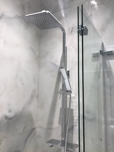 Заменены внутренние элементы смесителя, обеспечивающие контроль потока воды. Установлены новые детали, улучшена герметичность, восстановлена функциональность, устранены протечки.