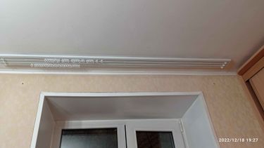 Закреплены направляющие для штор на потолке, обеспечена надежная фиксация. Установлены элементы для подвешивания, готовые к использованию. Работа выполнена аккуратно и качественно.