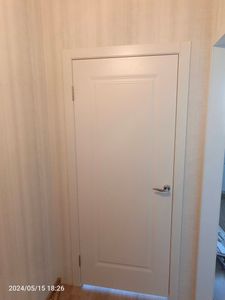 Выполнена установка замка в дверь: аккуратно вырезано отверстие, закреплен механизм, установлена ручка. Все элементы надежно зафиксированы, функционируют безупречно.