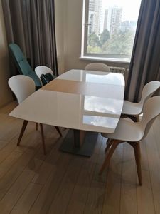 Отремонтирован стол: устранены повреждения, обновлено покрытие, восстановлен блеск. Поверхность стала гладкой и ровной, возвращена первоначальная эстетика. Обновление завершено успешно.