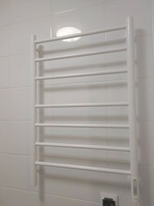 Установлена стиральная техника: подключены водопровод и слив, проверена герметичность соединений, выполнено тестирование работы, обеспечена надежная фиксация и выравнивание устройства.