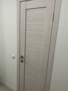 Установлен замок в дверное полотно, выполнены вырезы для механизма и ручки, закреплены все элементы. Дверь закрывается плавно, без заеданий, обеспечивая надежную фиксацию.