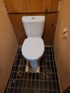 Установлен новый бачок, подключены коммуникации, проверена герметичность соединений, отрегулирован механизм слива, произведена очистка рабочей зоны, обеспечена функциональность системы.