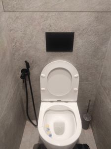 Завершена установка новой гофры для унитаза. Проведена замена старого элемента на новый, обеспечена герметичность соединений, проверена функциональность системы.