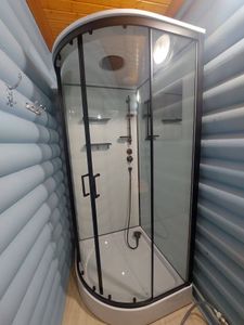 Установлена современная душевая конструкция с гидромассажем. Подключены водопроводные коммуникации, герметично закреплены стеклянные панели, смонтирован поддон, проверена функциональность системы.