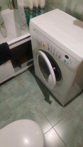 Выполнена замена изношенного подшипника на новый, проведена сборка и проверка работоспособности стиральной машины. Устройство функционирует исправно, без посторонних звуков.