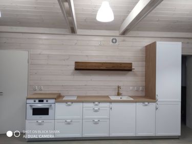 Установлена встроенная техника: духовой шкаф, варочная панель. Подключены коммуникации, смонтированы шкафы. Завершена установка раковины и смесителя. Все элементы интегрированы в интерьер.