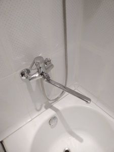 Установлены новые кранбуксы в смесителе, обеспечивая плавное функционирование и предотвращение протечек. Внешний вид обновлённого устройства гармонично сочетается с интерьером ванной комнаты.