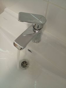 Установлен новый кран на кухонной раковине, подключены водопроводные трубы, проверена герметичность соединений, обеспечен стабильный поток воды, устранены протечки, улучшен внешний вид.