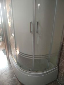 Удалена старая ванна, освобождено пространство для установки новой душевой кабины. Проведены работы по отключению водопровода и демонтажу креплений. Установлена новая конструкция.