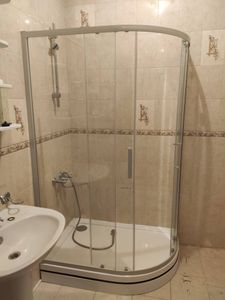 Установлена душевая конструкция: закреплены стеклянные панели, смонтирован поддон, подключен смеситель с лейкой, герметизированы стыки, проверена герметичность и функциональность системы.