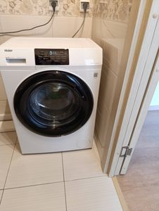 Подключено водоснабжение, слив к канализации, установлена на ровную поверхность, подключена к электросети, проверена работа устройства.