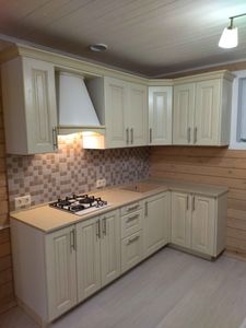 Установлена новая поверхность из искусственного камня, выполнены вырезы под варочную панель и мойку, закреплены элементы, обеспечена точная подгонка и герметизация стыков.