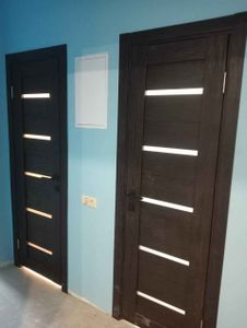 Установлен запорный механизм в деревянную дверь. Выполнены точные вырезы, произведено крепление ручек и защелки, обеспечена плавная работа конструкции.