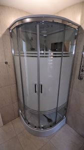 Установлена новая душевая конструкция: закреплены стеклянные панели, смонтирован поддон, подключены водопроводные элементы, обеспечена герметичность соединений, проверена функциональность.