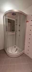 Установлена современная душевая конструкция с функцией гидромассажа. Смонтированы стеклянные панели, поддон и подключены водопроводные коммуникации. Проверена герметичность соединений.