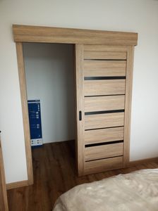 Установлена раздвижная дверь с одной панелью. Смонтированы направляющие, закреплены элементы конструкции. Проведена регулировка, обеспечивающая плавное скольжение створки.