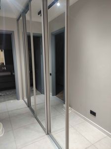 Выполнена замена стеклянной панели в раздвижной двери шкафа. Установлено новое стекло, тщательно закреплено в раме, обеспечена плавность хода и безопасность конструкции.