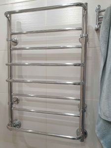 Установлен новый хромированный полотенцесушитель. Проведены работы по демонтажу старого оборудования, монтажу нового устройства и подключению к системе водоснабжения. Проверена герметичность.