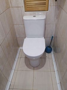 Установлен напольный унитаз: подключены коммуникации, закреплена конструкция, проверена герметичность, выполнена отделка плиткой, установлены плинтусы, проведена уборка.