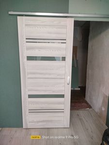 Установлена раздвижная конструкция: закреплены направляющие, размещена одна створка, обеспечено плавное скольжение, выполнена регулировка, проверена функциональность, завершена отделка.