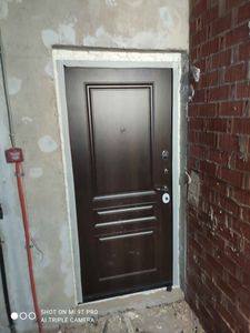 Установлена новая дверь, выполнен монтаж коробки, зазоры заполнены монтажной пеной, обеспечена надежная фиксация, завершены отделочные работы вокруг проема.